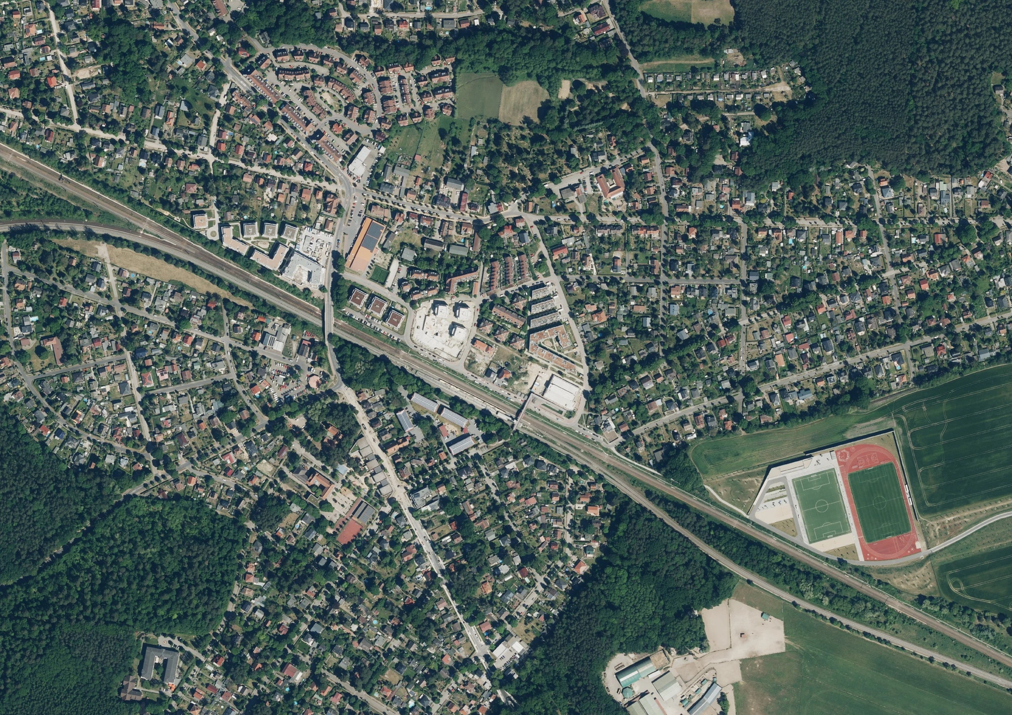 Luftbild von Bergfelde mit S-Bahn-Trasse, Wohnbebauung und umgebenden Waldflächen
